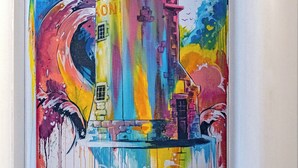 Um mural vibrante com um farol, uma onda e pássaros.