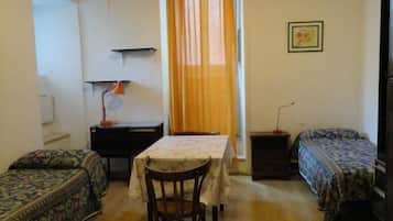 Doppelzimmer, Gemeinschaftsbad, Hügelblick