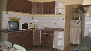 咖啡機/沖茶器、雪櫃、爐具、廚房用具/餐具/器皿