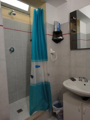 Doccia, asciugacapelli, pantofole, bidet