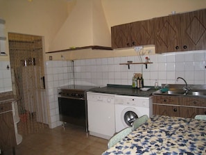 Refrigerador, placa de cocina, cafetera/tetera, utensilios de cocina