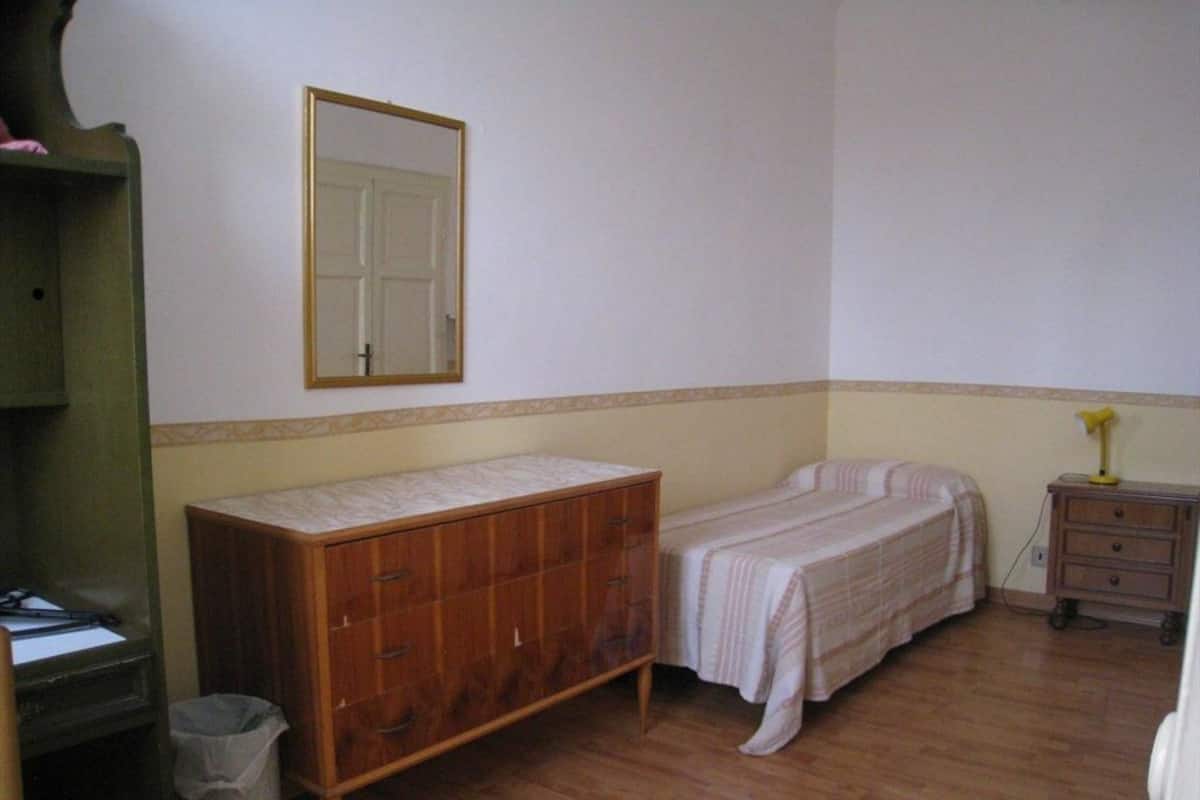 Habitación individual, baño compartido | Escritorio, cortinas blackout y tabla de planchar con plancha 