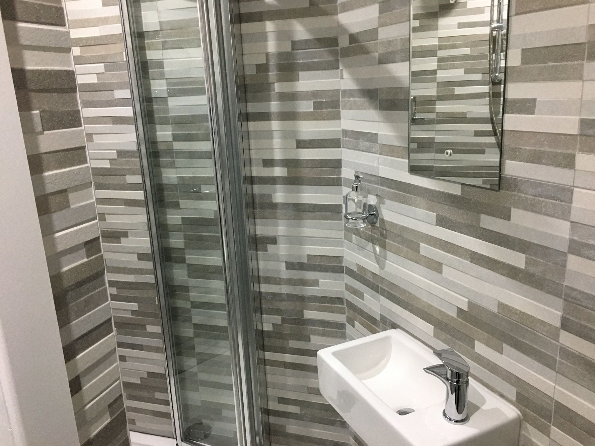Standard Double Room Single Use, 1 Large Single Bed, Non Smoking, City View | Bathroom | Shower, towels