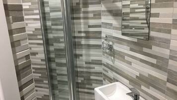 Standard Double Room Single Use, 1 Large Single Bed, Non Smoking, City View | Bathroom | Shower, towels
