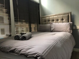 Sistema de insonorización, tabla de planchar con plancha, wifi gratis