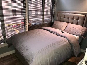 Lydisolert, strykejern/-brett, wi-fi (inkludert) og sengetøy