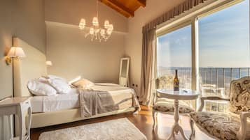 Quarto casal luxo | 1 quarto, frigobar, cofres nos quartos, individualmente decorados