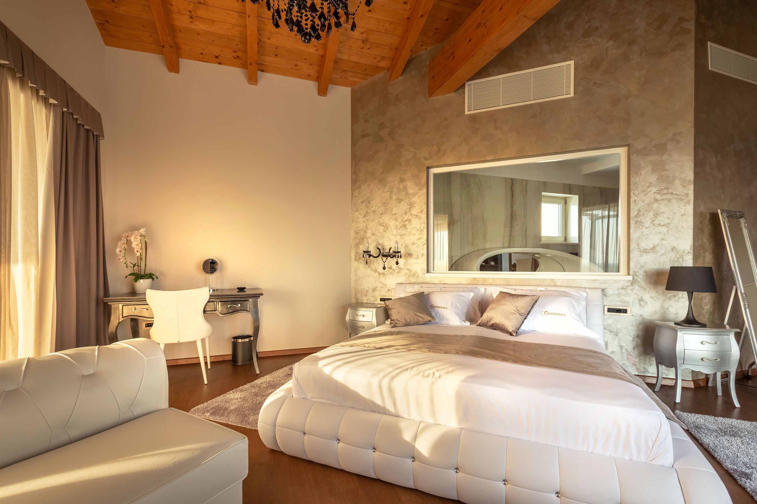 ميني بار وخزنة داخل الغرفة وبديكورات فريدة لكل غرفة ومكتب