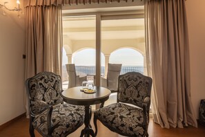 Suite – junior, balkong | Minibar, safe på rommet, individuelt dekorert og skrivebord