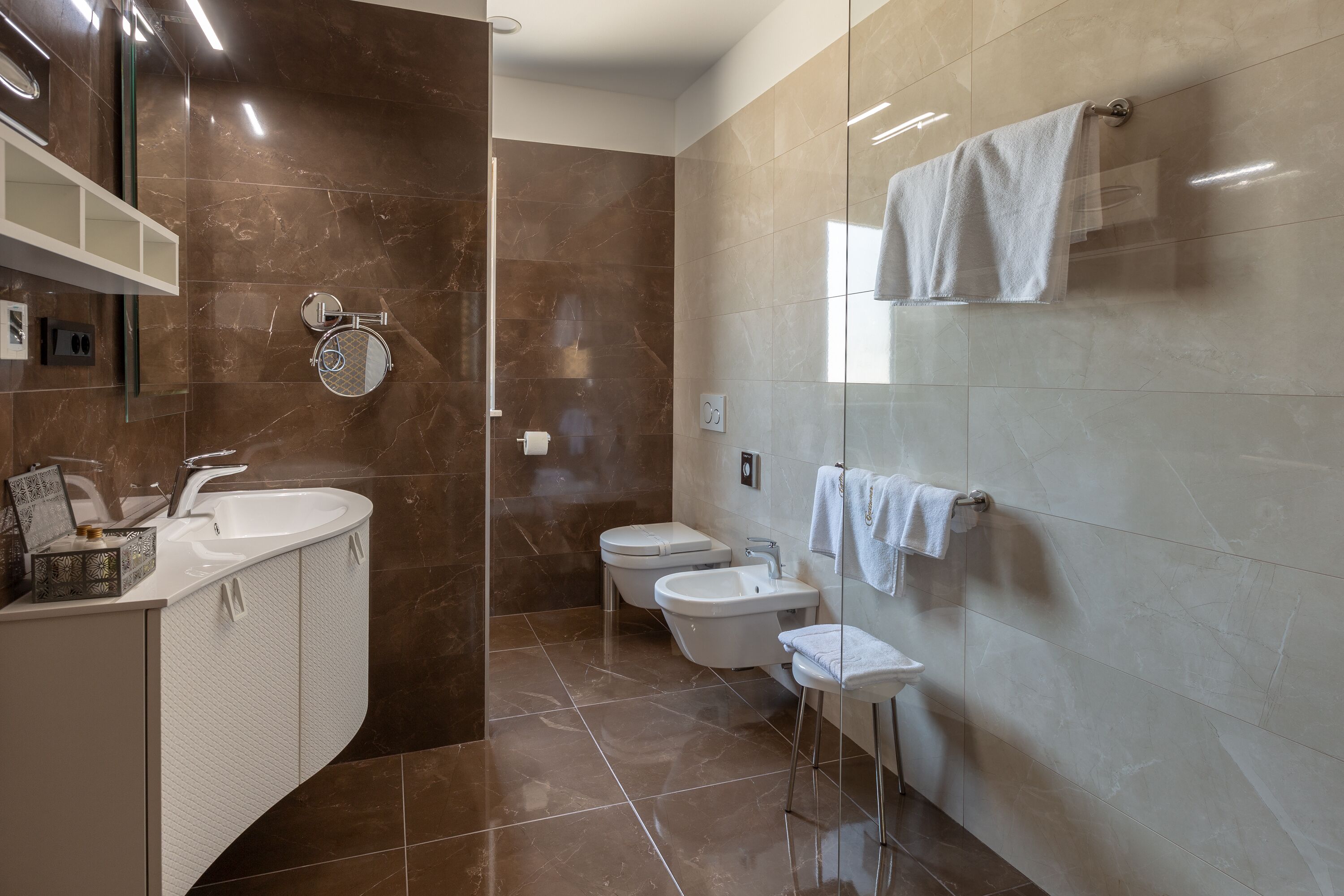Een moderne badkamer met een wastafel, een wastafelmeubel en een bidet.