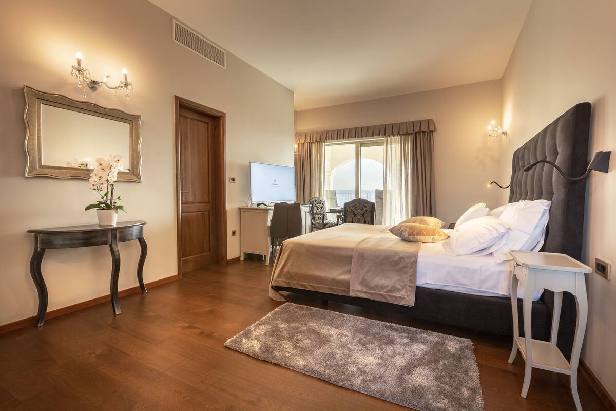 Junior suite, balkon | Een minibar, een kluis op de kamer, een bureau, een laptopwerkplek