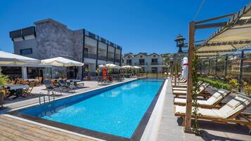 2 kolam renang terbuka, kerusi lepak pantai