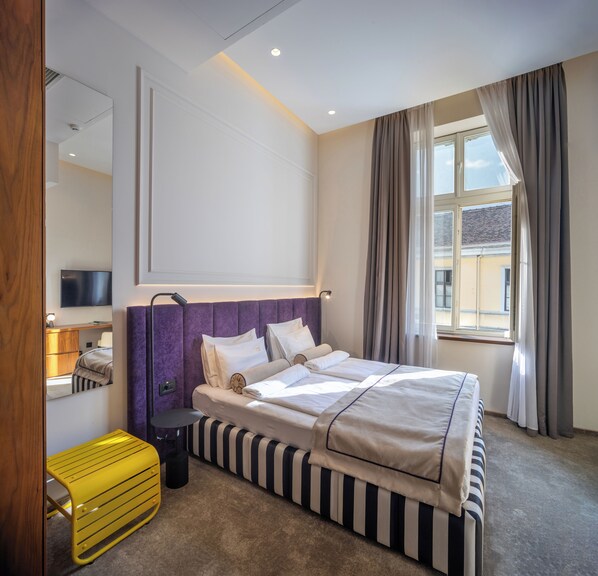 Chambre supérieure double ou avec lits jumeaux, non-fumeur | 1 chambre, minibar contenant certains articles gratuits, coffre-fort