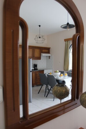 Réfrigérateur, four, plaque de cuisson, cafetière/bouilloire