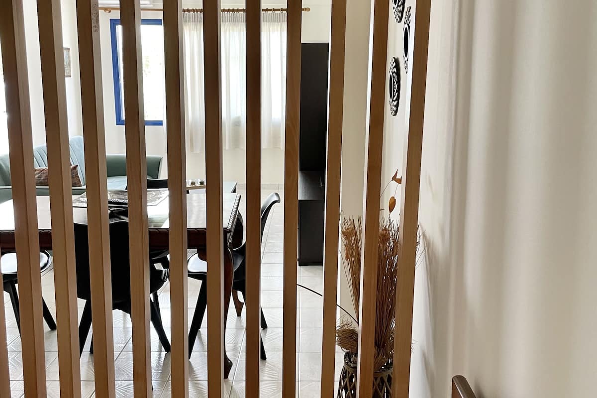 Familjelägenhet (Ground floor) | Värdeförvaringsskåp på rummet, individuell inredning och unika möbler