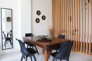 Apartamento família (Ground floor) | Área de estar | TV de tela plana 23 polegadas com canais a cabo, TV