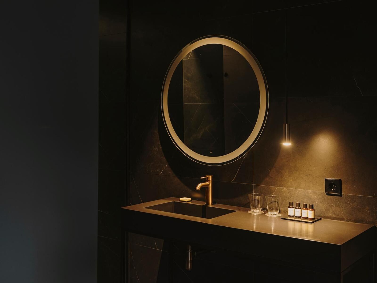 shower, rainfall showerhead, free toiletries, hair dryer