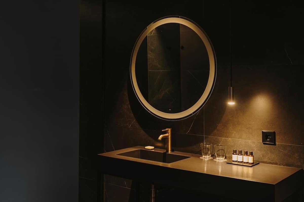 shower, rainfall showerhead, free toiletries, hair dryer