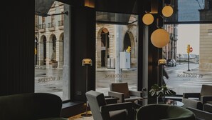 A modern interior with large windows, comfortable seating, and pendant lighting. - El Môderne Hotel Urban & Unique (Gijon)