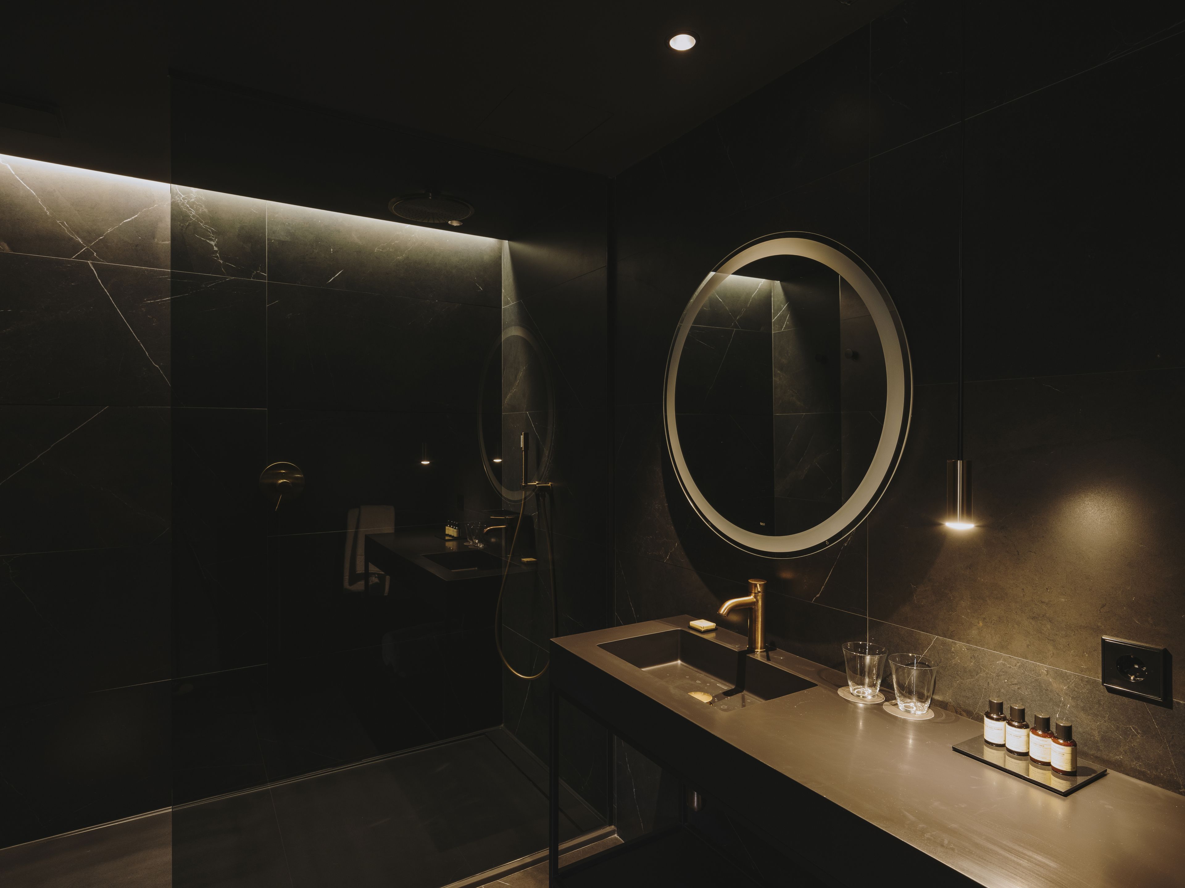 shower, rainfall showerhead, free toiletries, hair dryer