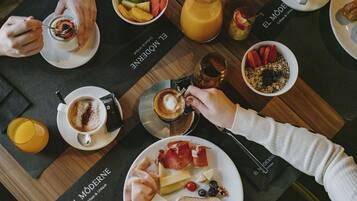 Desayuno buffet diario (EUR 20 por persona)