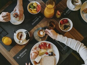 Bữa sáng buffet hàng ngày (20 EUR/mỗi người) 