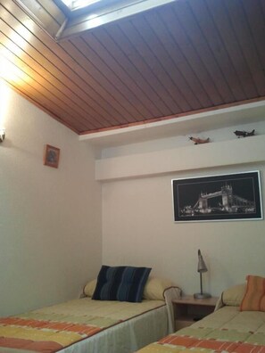 Minibar, skrivebord, mørklægningsgardiner, ekstra senge (tillægsgebyr)