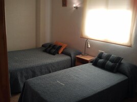 迷你吧、办公桌、遮光窗帘、折叠床/加床（额外收费）