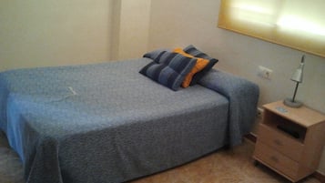 Habitación con 1 cama doble o 2 individuales | Minibar, escritorio, cortinas opacas y camas supletorias