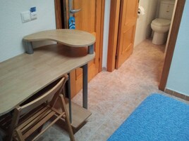 迷你吧、書桌、遮光窗簾/窗簾、摺床/加床 (收費)