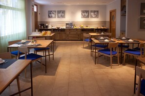 Tägliches Frühstücksbuffet (15 EUR pro Person)