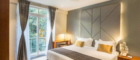 Ropa de cama de alta calidad, minibar, caja fuerte y escritorio