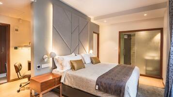 Phòng đôi có thiết kế đặc trưng, ban công, quang cảnh thành phố | Bộ đồ giường cao cấp, minibar, két bảo mật tại phòng, bàn