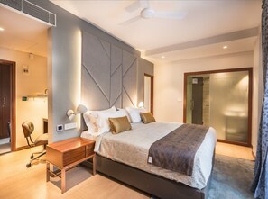 Phòng đôi có thiết kế đặc trưng, ban công, quang cảnh thành phố | Bộ đồ giường cao cấp, minibar, két bảo mật tại phòng, bàn 