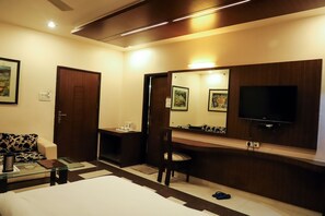Elite Suite, 1 King Bed, Non Smoking | In-room dining