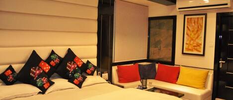 1 habitación, sistema de insonorización y tabla de planchar con plancha