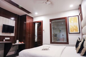 Elite Suite, 1 King Bed, Non Smoking | Soundproofing, iron/ironing board, free WiFi