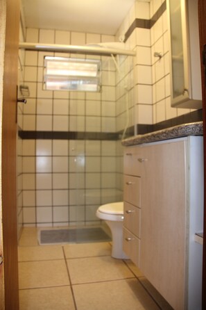 House, Non Smoking | Bathroom | Free toiletries, hair dryer, towels