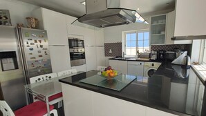 Unclassified image, 4 of 43, button - José & Ester House (Almada)