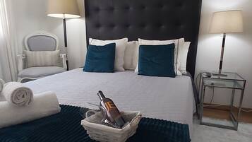 Habitación Confort, vistas a la ciudad | 3 dormitorios, ropa de cama de alta calidad, mobiliario individual