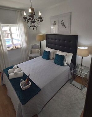 Chambre Confort, vue ville | Literie de qualité supérieure, ameublement personnalisé
