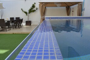 Seasonal outdoor pool, pool umbrellas, pool loungers - José & Ester House (Almada)