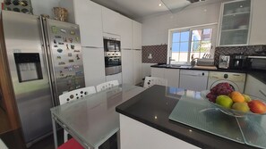 Chambre Confort, vue ville | Cuisine privée | Réfrigérateur, micro-ondes, four, plaque de cuisson