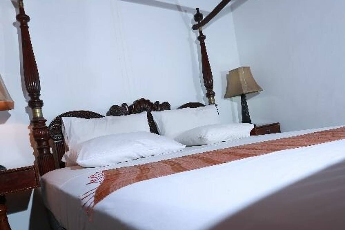 Royal Suite, Smoking | Desk, blackout drapes, WiFi (free), bed sheets