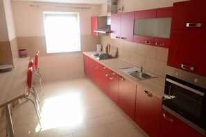 Full-size fridge, microwave, oven, stovetop - Gründauer Monteurwohnung Studentenwohnung (Gruendau)