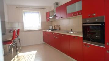 Großer Kühlschrank, Mikrowelle, Ofen, Herdplatte