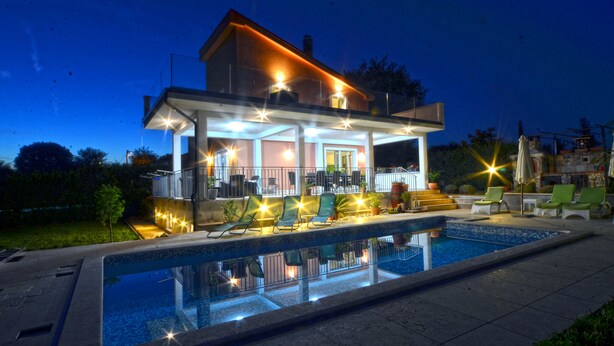 A modern house with a swimming pool, outdoor seating, and a covered patio area. - Villa Margherita (Kanfanar)