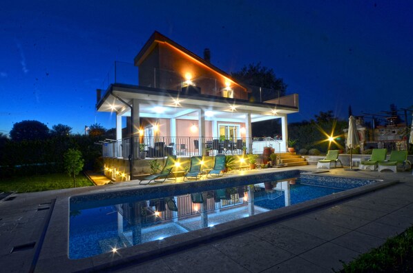 Fassade der Unterkunft – Abend/Nacht