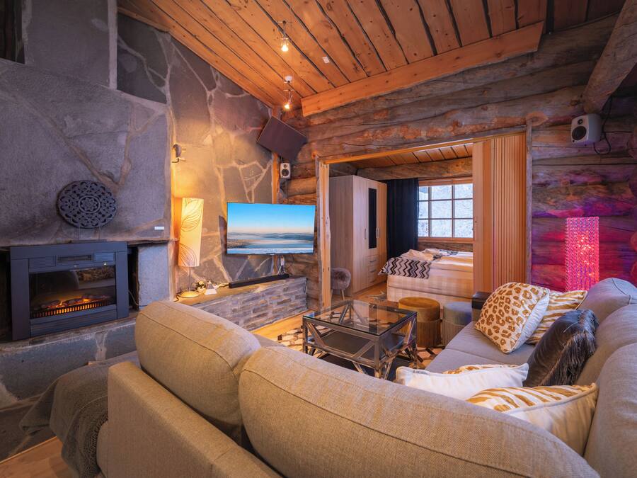 Superior Suite, 1 Bedroom, Non Smoking, Jetted Tub | Living area | 32-inch flat-screen TV with digital channels, TV