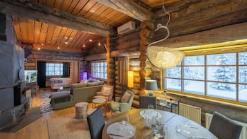 Superior-Suite, 1 Schlafzimmer, Nichtraucher, Whirlpool | Wohnbereich | 32-Zoll-Flachbildfernseher mit Digitalempfang, Fernseher